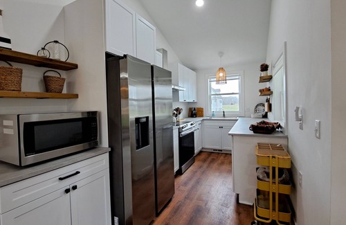 Bridgman House | Fall 2 nt min Dog-friendly home 40lb limit -near Lake Michigan pool hot tub