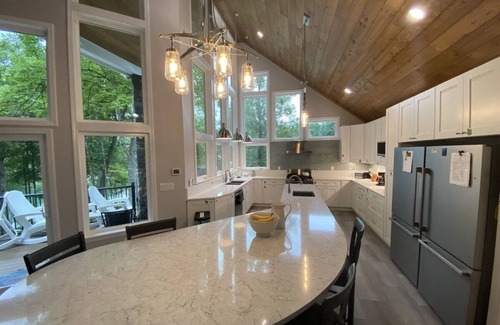 La Follette House | FALL + Booking 2026. GOLF!WiFi,PRIVATE DOCK, Tiki Bar,7+BR,Gradual Slope, Cove