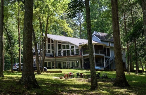 La Follette House | FALL + Booking 2026. GOLF!WiFi,PRIVATE DOCK, Tiki Bar,7+BR,Gradual Slope, Cove