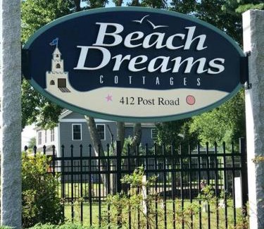 Ogunquit - Wells House | Fall Cottage that Sleeps 6 with 2 Bedrooms Sun Room Jaccuzi 1 Mile to Beach!