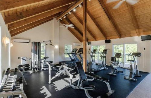 Ogunquit - Wells House | Fall Cottage that Sleeps 6 with 2 Bedrooms Sun Room Jaccuzi 1 Mile to Beach!