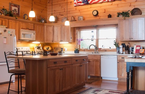 Fleetwood Cabin | FALL DATES OPEN NOW! Beautiful 3 bedroom Chalet ranch mountain home: Boone Area!