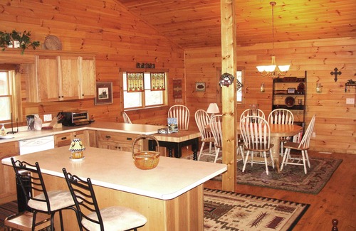 Fleetwood Cabin | FALL DATES OPEN NOW! Beautiful 3 bedroom Chalet ranch mountain home: Boone Area!