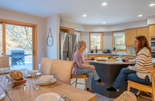 Sister Bay House | Fall Deals! Hot Tub Backyard Oasis Walk Marina