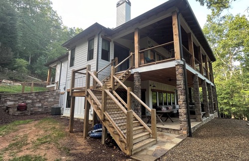 Demorest House | Fall Discount! 7 BR Luxury River home, hot tub, kayak, game room, fire pit