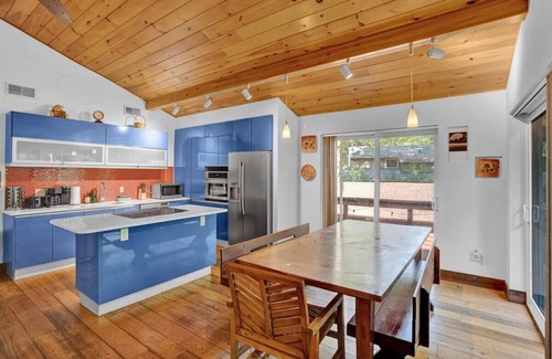 Blakeslee Ski Chalet | Fall Foliage Chalet. EV Charger Sauna,Hot Tub,Movie Room & Firepit. PET Friendly