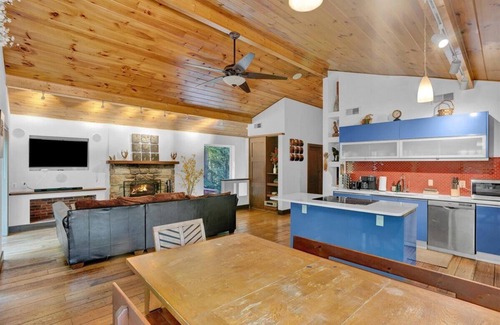 Blakeslee Ski Chalet | Fall Foliage Chalet. EV Charger Sauna,Hot Tub,Movie Room & Firepit. PET Friendly