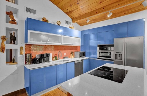 Blakeslee Ski Chalet | Fall Foliage Chalet. EV Charger Sauna,Hot Tub,Movie Room & Firepit. PET Friendly