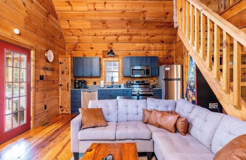 Townsend Cabin | Fall Foliage! King Bed! Arcade! Hot Tub!