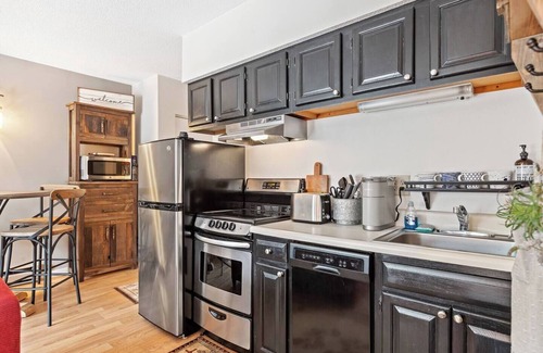 Lincoln Condo | Fall Foliage Prime Location for leaf-peeping! The iconic Kancamagus Highway is a few minutes away. South Peak view Condo w/Indoor and Outdoor Pool, Hot Tub and Deck. Walk to the swimming hole!