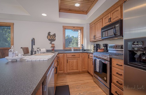The Galena Territory House | Fall Fun Here: Talisman Getaway w/Hot Tub, Pets OK & Hiking Trails next door!