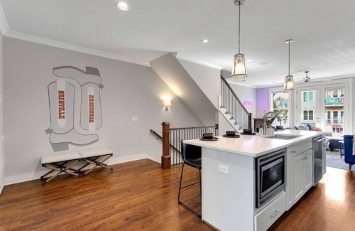 Eighth Avenue House | Fall game room, full kitchen, smart TVs near Gulch & 12 South