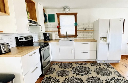 East Harwich House | Fall getaway on Cape Cod-Pet-friendly home-short drive to Red River Beach!
