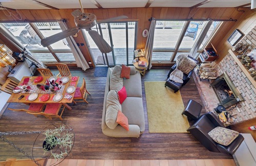 Lake Ariel Ski Chalet | FALL HIDEOUT COTTAGE+2 FIRE PITS+FIREPLACE+SPACIOUS SLEEPS 13+SMART TVs+BIKES