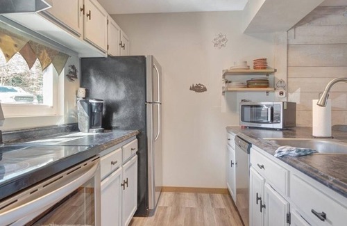 Hidden Valley House | Fall in the Laurel Highlands. Family sized townhouse, close to local fun.