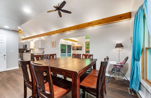 Sister Bay House | Fall Into Fun Hot Tub, Games,Dogs & Marina Stroll