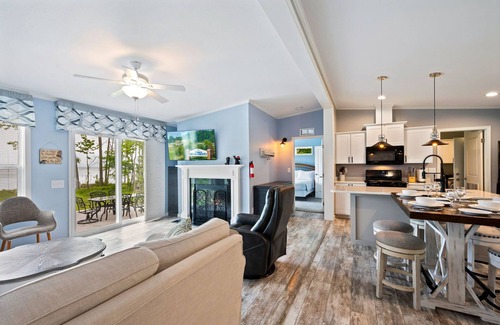 Brussels House | Fall Lakefront Oasis: Hot Tub, Kayaks & Family Fun
