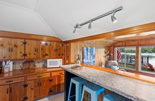 Wild Rose Cottage | Fall on the lake: hot tub, firepit & cozy nights