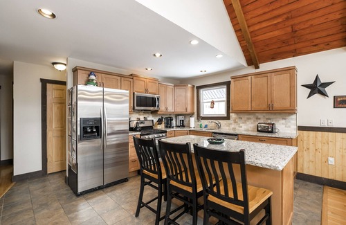 Lake Harmony Estates House | Fall rates updated! 7 bedrms, 2 king Beds, firepit, game rm, hot tub!