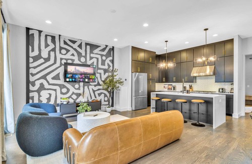Katie Hill Neighborhood House | Fall rooftop hot tub, double decks, sports lounge near Broadway