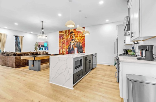 Hurwood Heights House | Fall rooftop hot tub, sauna, game room, outdoor kitchen near Broadway