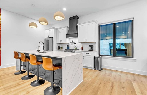 Hurwood Heights House | Fall rooftop hot tub, sauna, game room, outdoor kitchen near Broadway