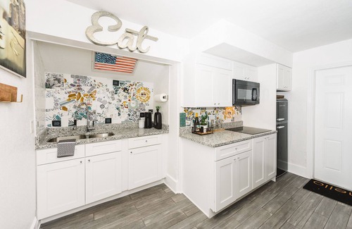 Historic Old Northeast House | Fall Special! Hello Dali An artistic tribute in Downtown St Pete