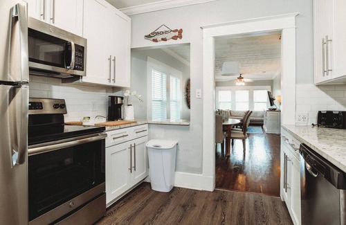 Historic Uptown House | Fall Special! Large Historic Downtown Bungalow- 5BR and infant room