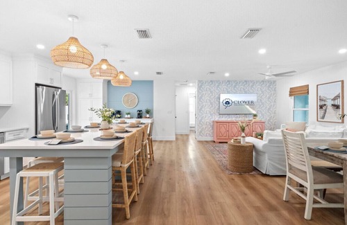 Palma Sola House | FALL SPECIAL - Sleeps 19! Close to IMG, Beaches!