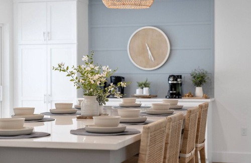 Palma Sola House | FALL SPECIAL - Sleeps 19! Close to IMG, Beaches!