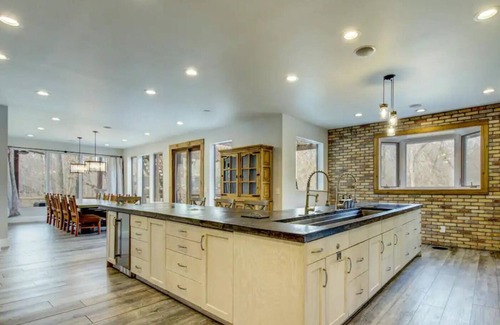 Fair Oaks House | Fall & Winter discounts! Enjoy the hot tub and fire pit!