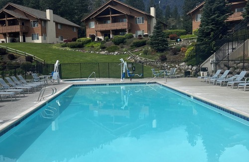 Downtown Leavenworth Condo | Fall & Winter gorgeous in Leavenworth! Hot Tub. Huge, view condo. Walk to town.