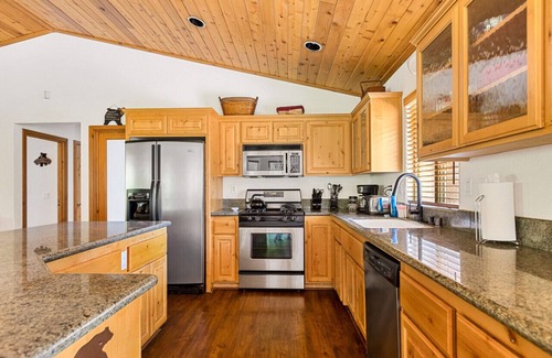 Castle Glen Estates Cabin | Fallen Leaf + A/C + Big Deck + BBQ + Games