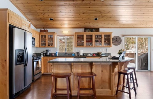 Castle Glen Estates Cabin | Fallen Leaf + A/C + Big Deck + BBQ + Games