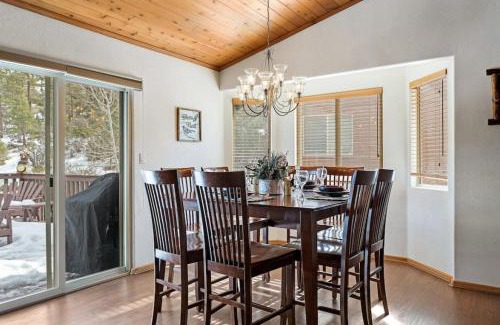Castle Glen Estates House | Fallen Leaf Hideaway Castle Estate