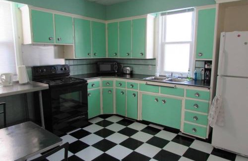 Downtown Niagara Falls House | Falls Retreat - Walk to the Falls, the Casino and all Downtown Restaurants - Across from the Aquarium