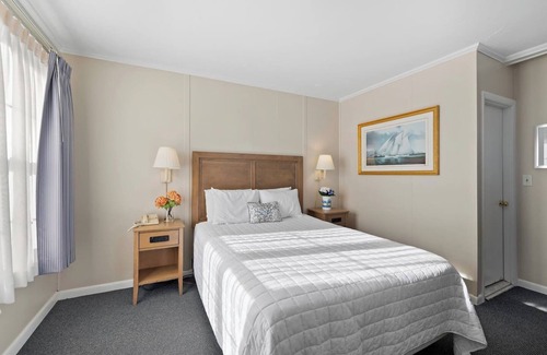 Falmouth Heights Hotel | Falmouth Getaway | Queen Bed | Walk to Beach