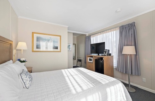 Falmouth Heights Hotel | Falmouth Getaway | Queen Bed | Walk to Beach