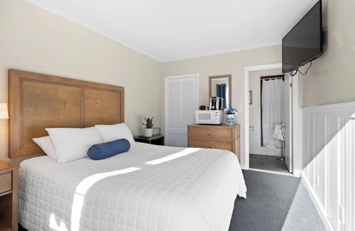 Falmouth Heights Hotel | Falmouth Getaway | Queen Bed | Walk to Beach
