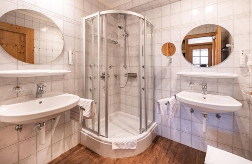 Schonbach Bed & Breakfast | Family room with shower, WC - stutter, guest house