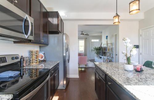 Downtown House | Fam-Biz Friendly 3BD with Fire pit & BBQ - Downtown