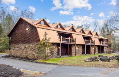 White Oak Lodge House | Fam Friendly - 2BR Condo - POOL Fitness Ctr MORE