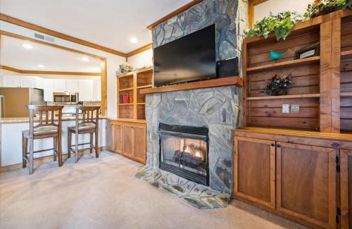 White Oak Lodge House | Fam Friendly - 2BR Condo - POOL Fitness Ctr MORE