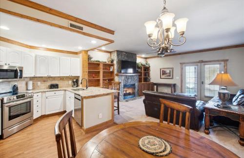 White Oak Lodge House | Fam Friendly - 2BR Condo - POOL Fitness Ctr MORE