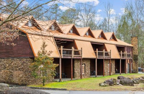White Oak Lodge House | Fam Friendly - 2BR Condo - POOL Fitness Ctr