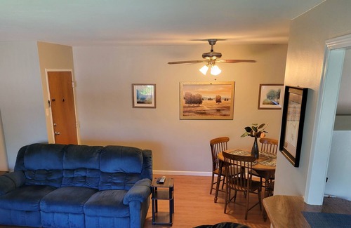 St. Louis Apartment | Fam friendly, Self Check in, Garage Parking, Large