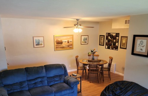 St. Louis Apartment | Fam friendly, Self Check in, Garage Parking, Large