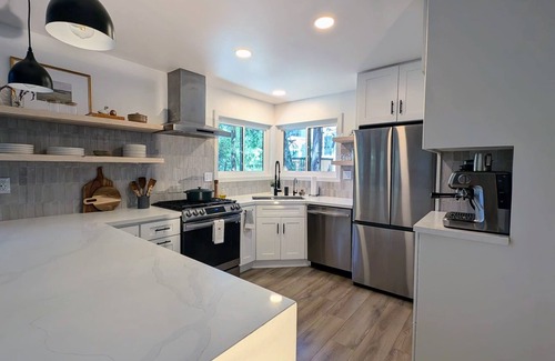 Crestline Cabin | Fam+Pet Friendly Modern Meets Cozy Fall Chalet Firepit 1 mile from Lake Gregory