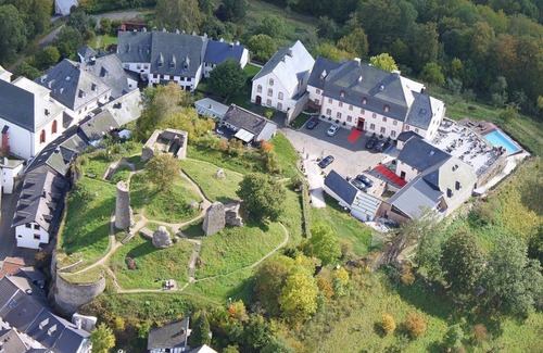 Kronenburg House | Familienzimmer, 2. Erw. + 1 Kind - Burghaus und Villa Kronenburg
