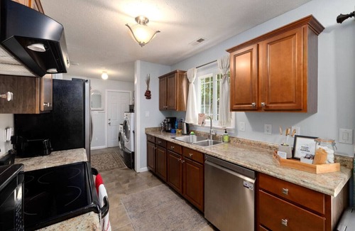 Cary House | Families | Backyard | 2mi to Downtown Cary